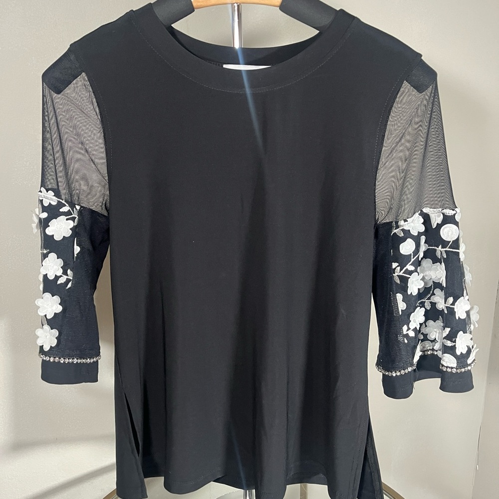 JOSEPH RIBKOFF
Black/White Top mesh with floral design